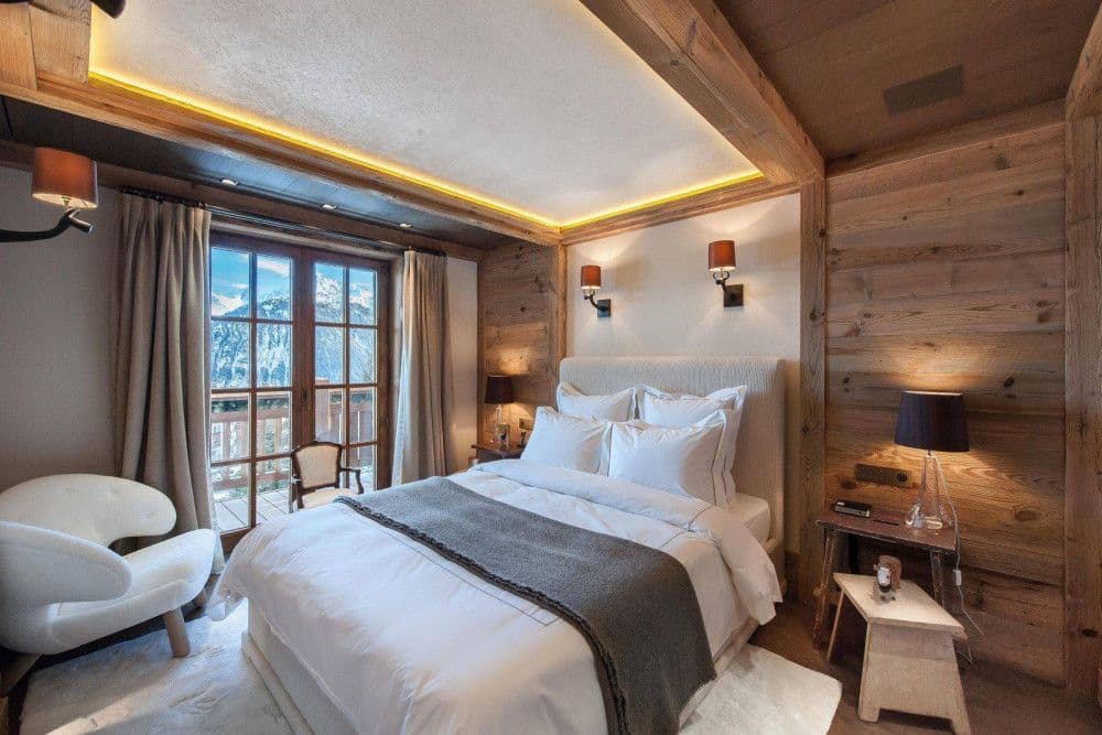 Guest bedroom in warm wood at Courchevel 17