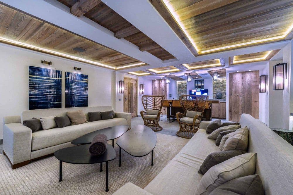 Second lounge with a bar at Courchevel 17