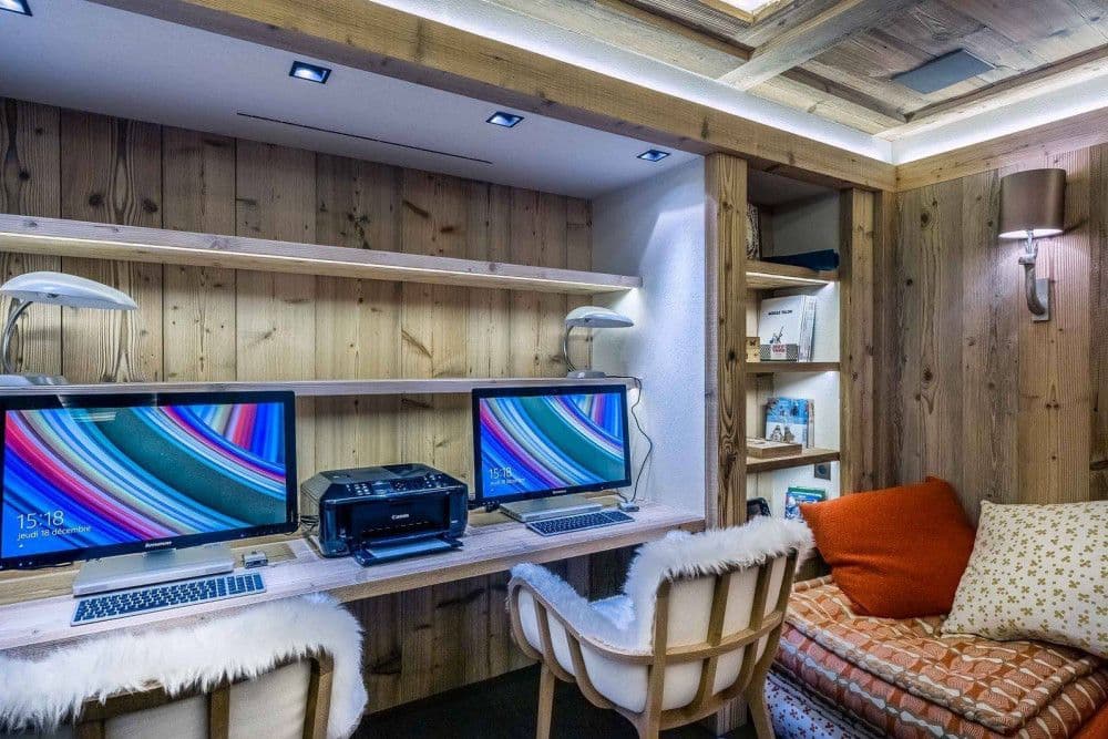Study with a desk and printer at Courchevel 17