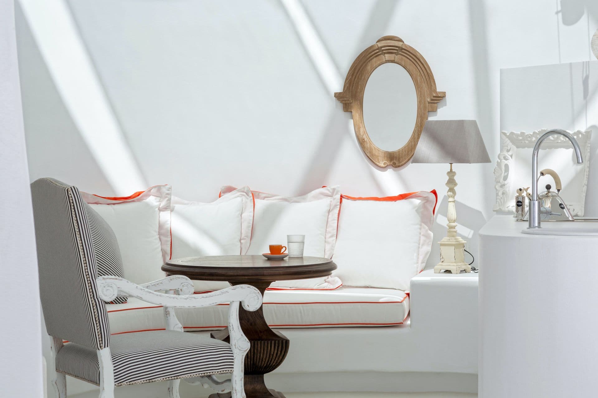 Cosy lounge corner with a round table and cushioned bench seating.