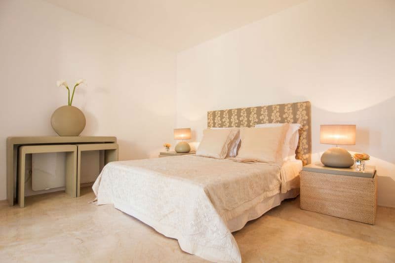 Double bedroom decorated in neutral tones with a woven headboard at Moon Kite