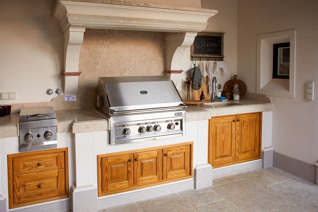 Outdoor kitchen with a built-in grill at Romantic Outlook, Sintra