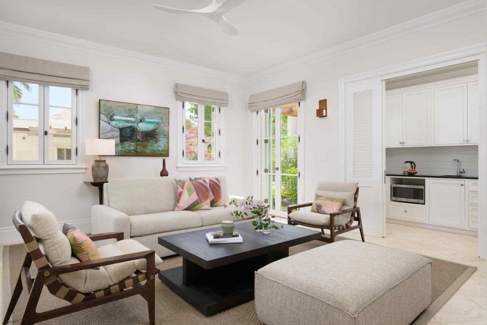 Guest house living room with a kitchenette at Sea Breeze Estate