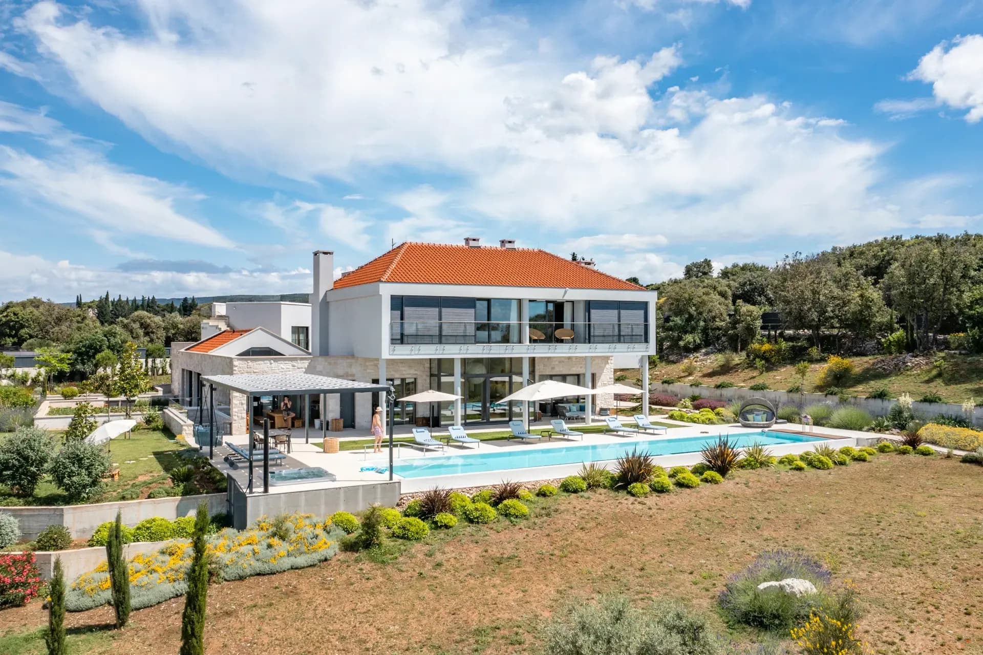 Aerial view of Highland Avenue showing the long lap pool, terraced gardens and the villa's clean architectural lines.