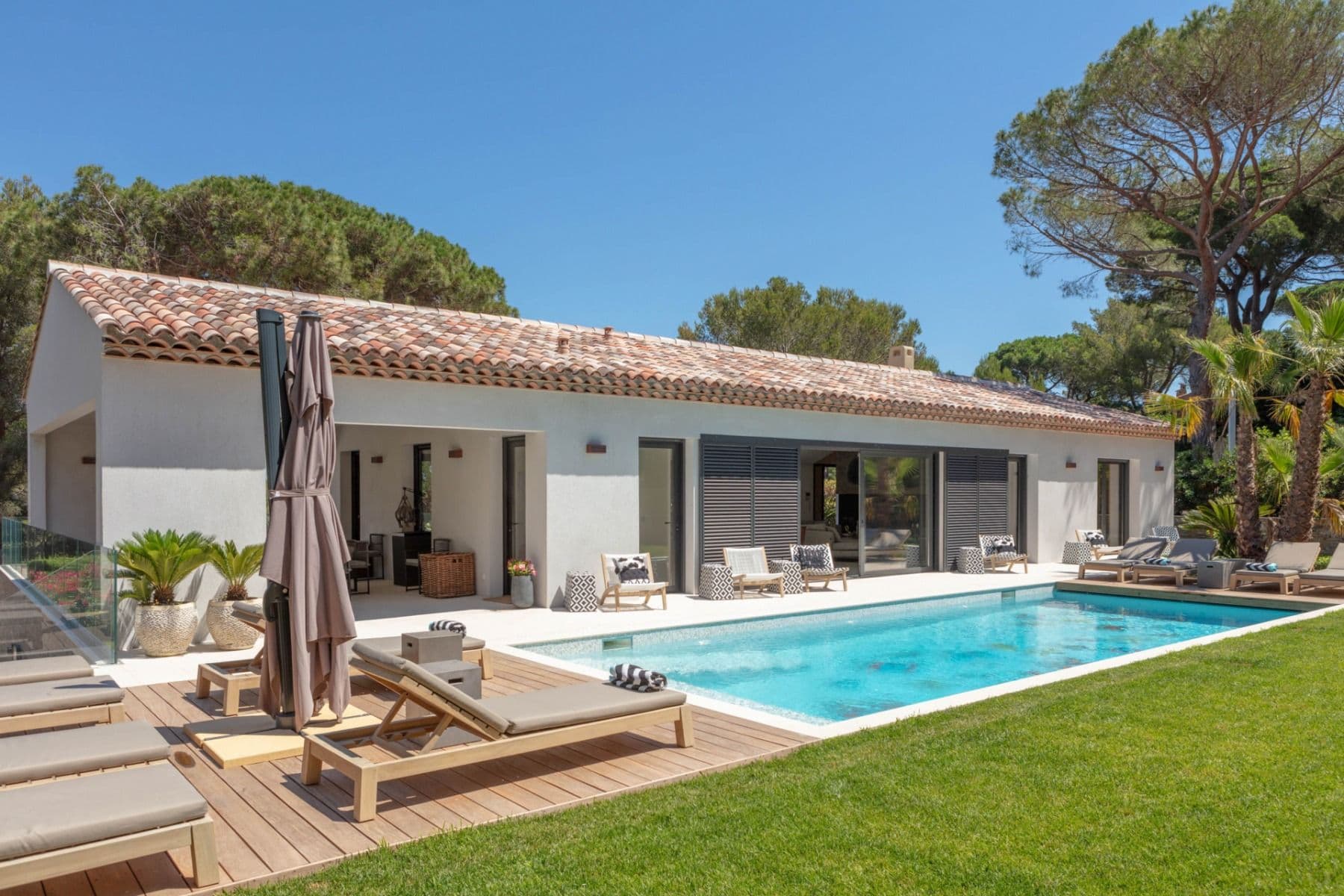 Swimming pool and lawn beside the Provencal villa with loungers at Brilliant Sea, Saint-Tropez