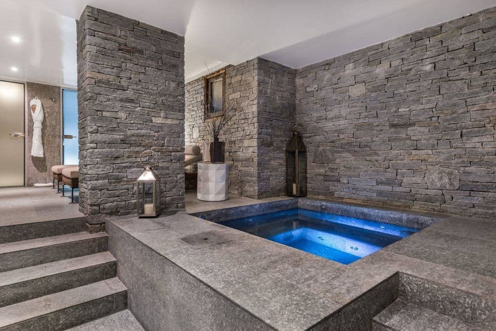 Stone-built jacuzzi in the spa at Mont d'Arbois 4
