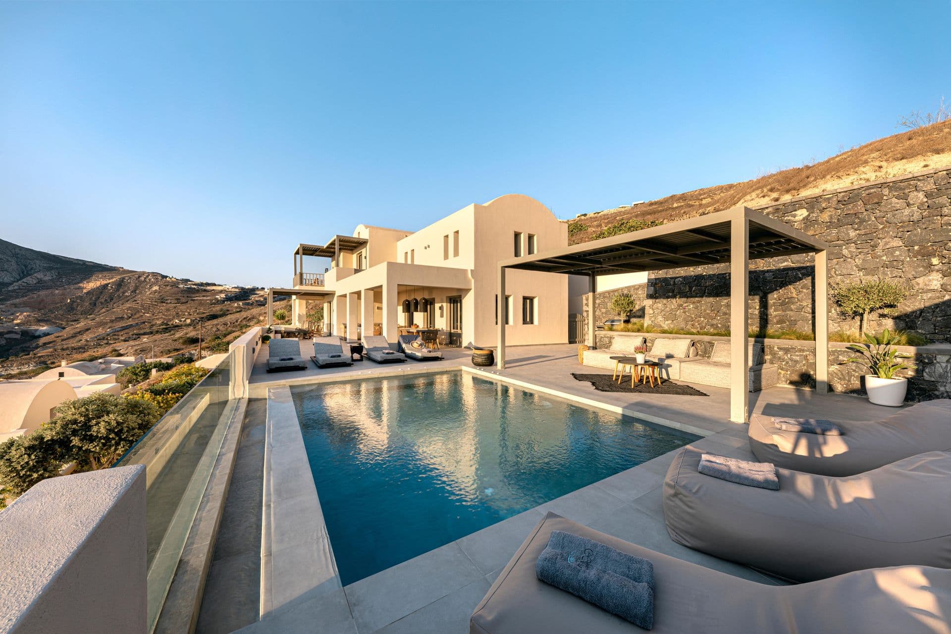 Smile Upon You, a Cycladic villa in Pyrgos with an infinity pool overlooking the Aegean Sea