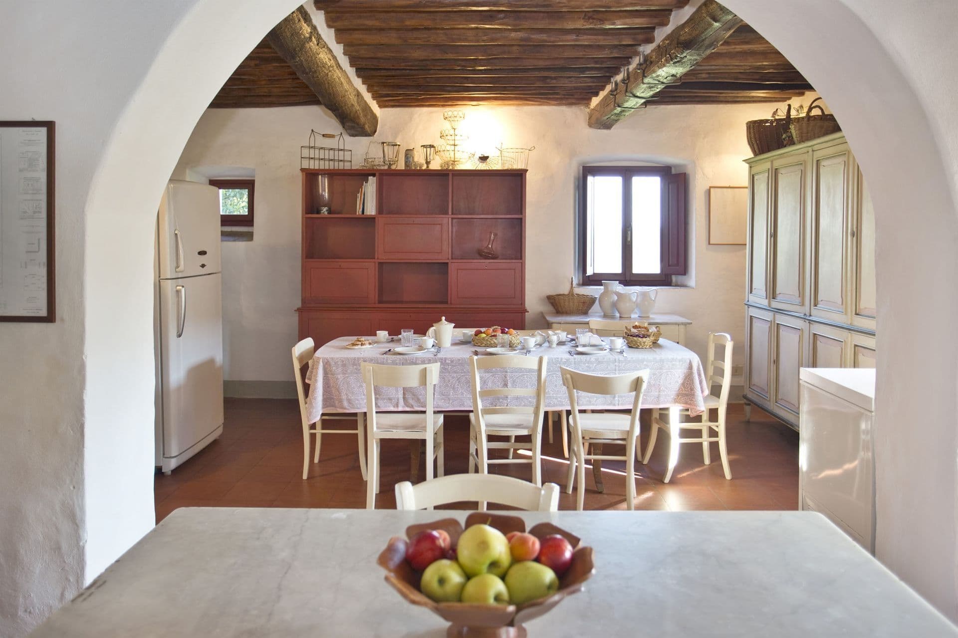 Kitchen dining table with terracotta floor at Picturesque Hideaway
