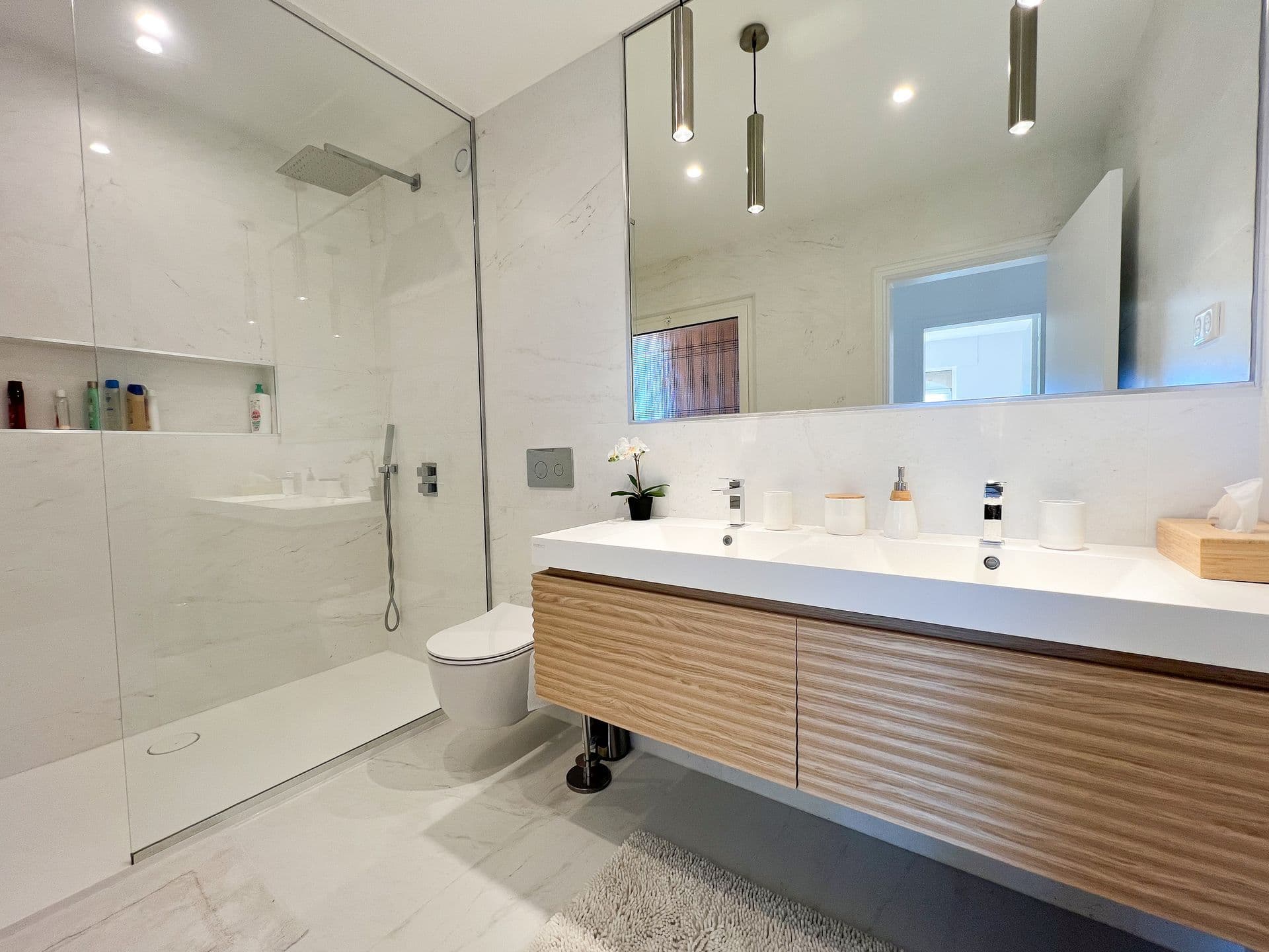 En-suite bathroom with double vanity and walk-in shower at Golden Escape