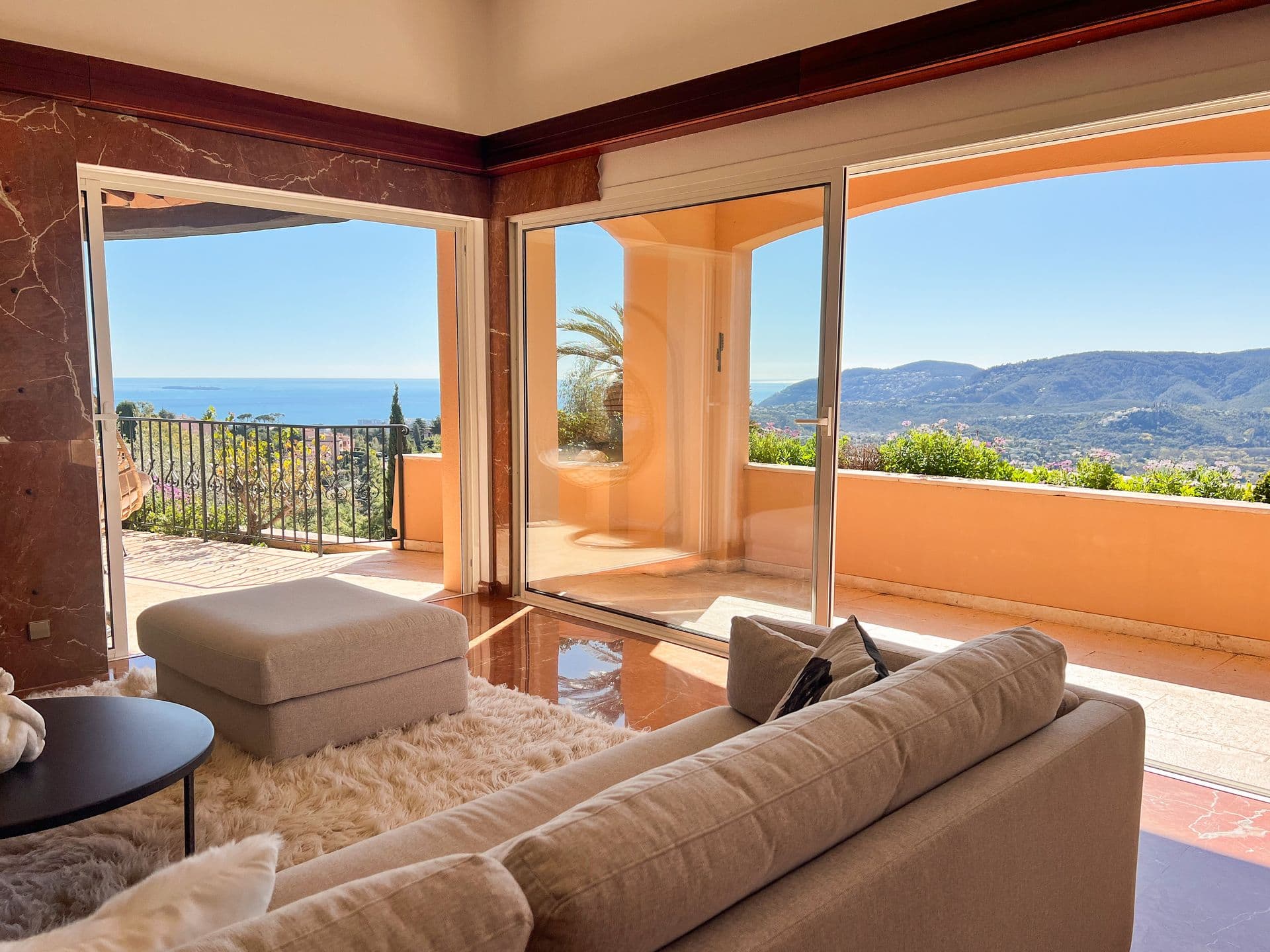 Living room with floor-to-ceiling windows framing a sea view at Golden Escape