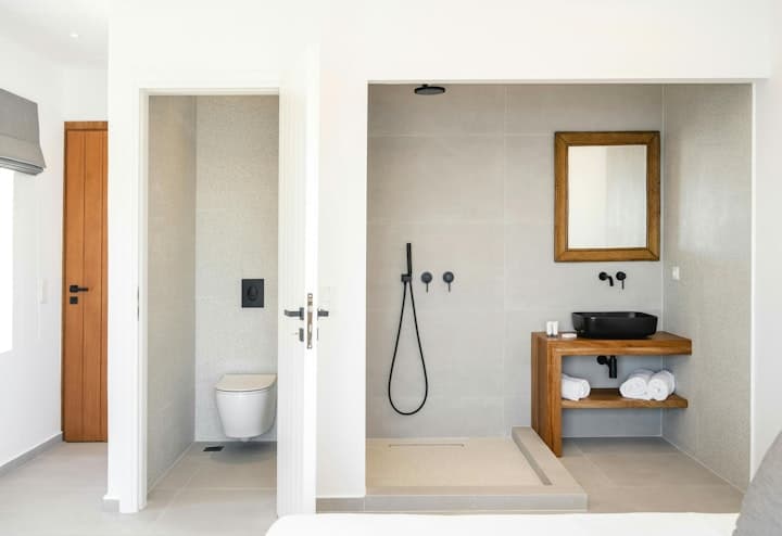 Heart Full villa ensuite bathroom with walk-in shower, Mykonos, Greece