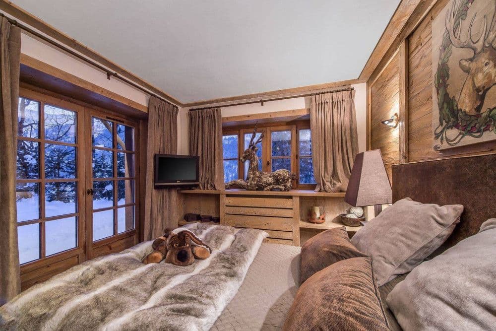 Double bedroom with french doors onto the snow at Meribel 139