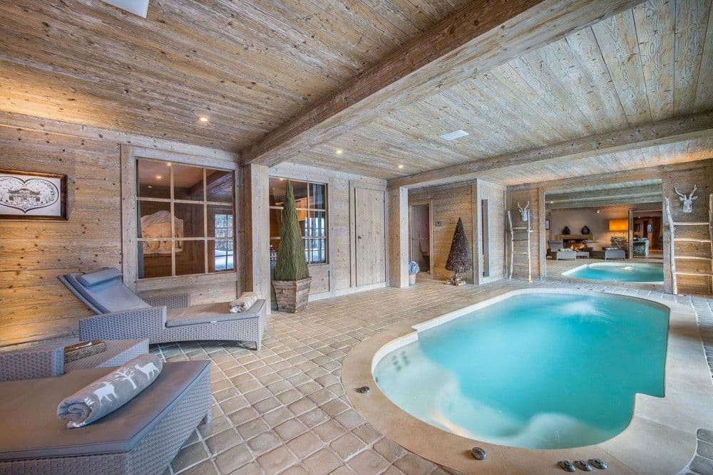 Indoor swimming pool with loungers at Meribel 139