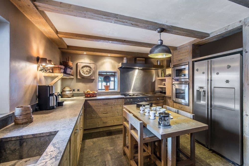Chalet kitchen with a range cooker and central island at Meribel 139