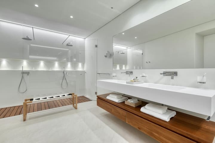 Golden Tide Houses master ensuite bathroom with dual showers, Agios Ioannis, Greece