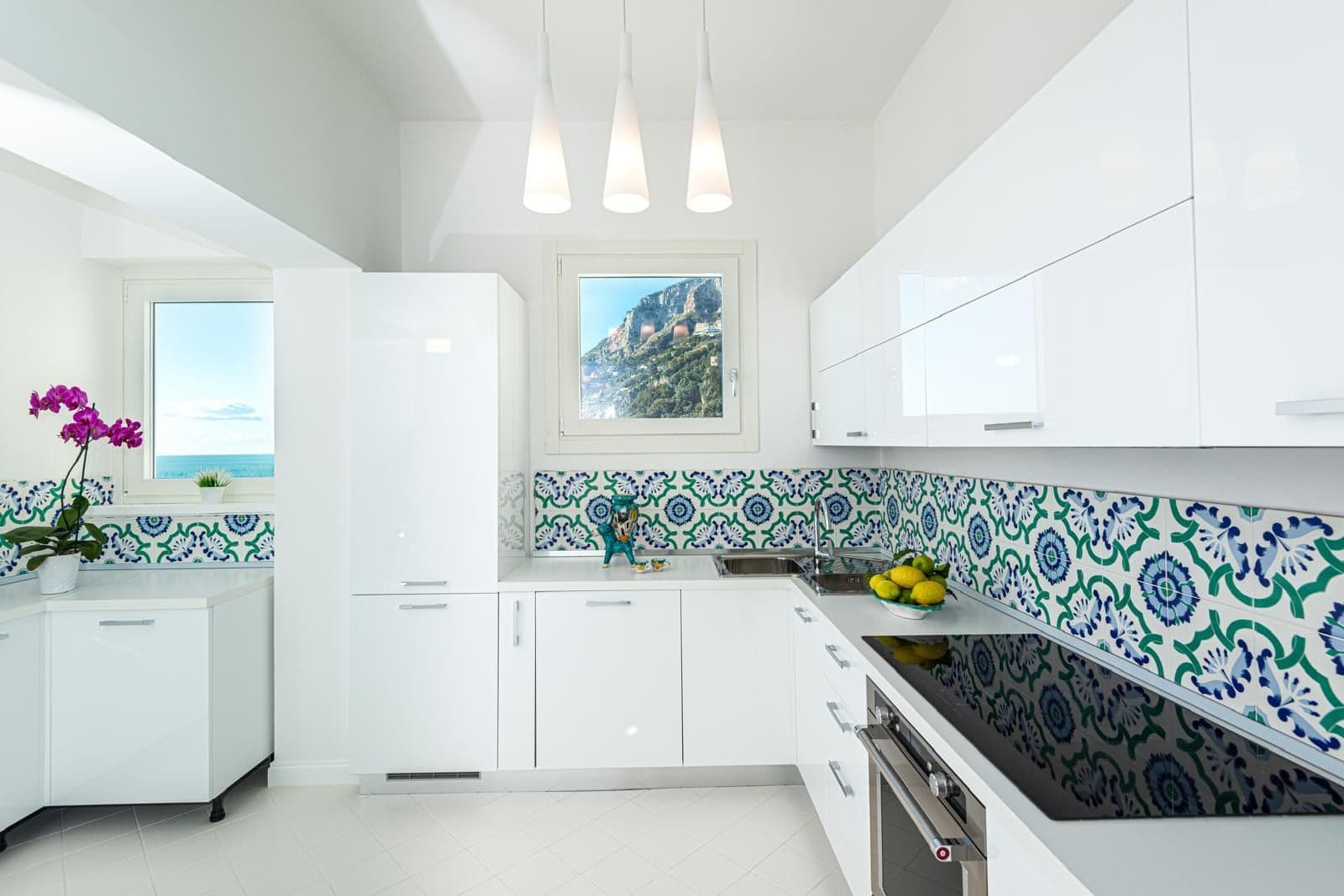 White fitted kitchen with a hand-painted majolica tile splashback