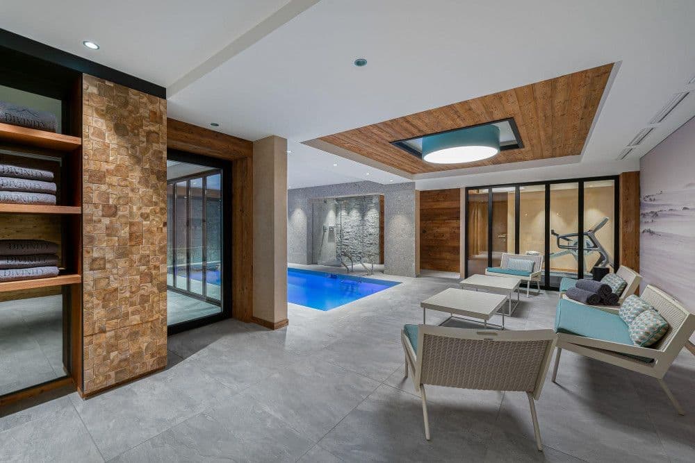 Pool with a relaxation lounge at Mont d'Arbois 6