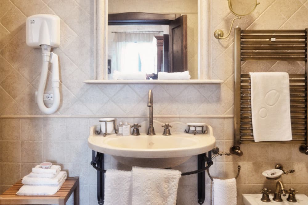 Sublimia spa bathroom with sunken tub, Ceglie Messapica, Apulia, Italy