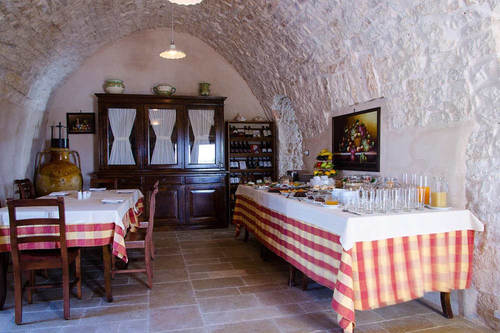 Sublimia breakfast room with vaulted ceiling, Ceglie Messapica, Apulia, Italy