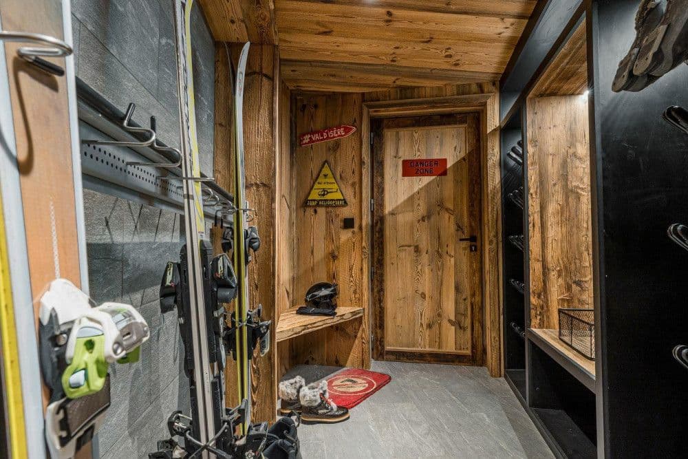 Ski and boot room with racks at the chalet entrance at Le Fornet 2