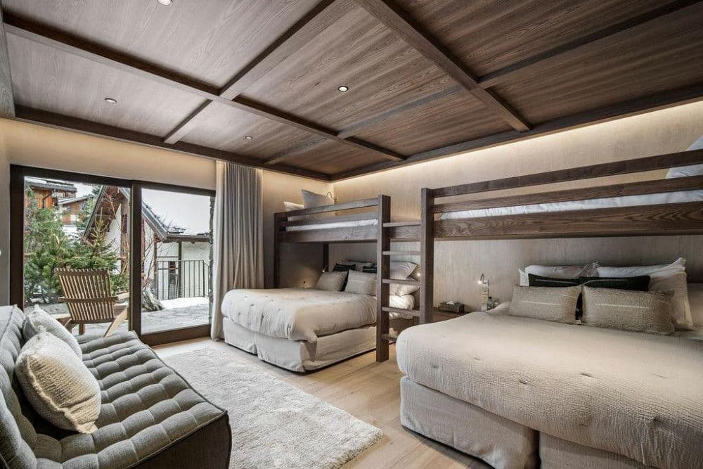 Family bedroom with a double and bunk beds at Saint Martin de Belleville 12