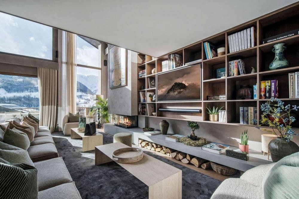 Fireside lounge with a library wall at Saint Martin de Belleville 12