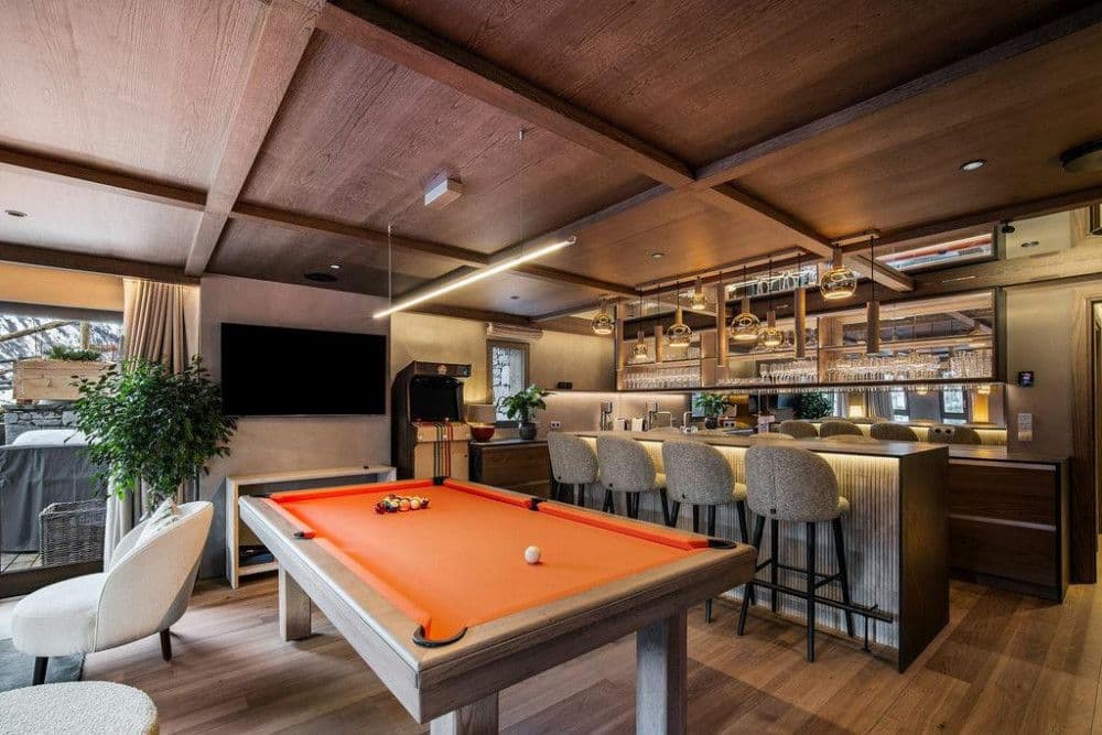 Games room with a pool table and bar at Saint Martin de Belleville 12