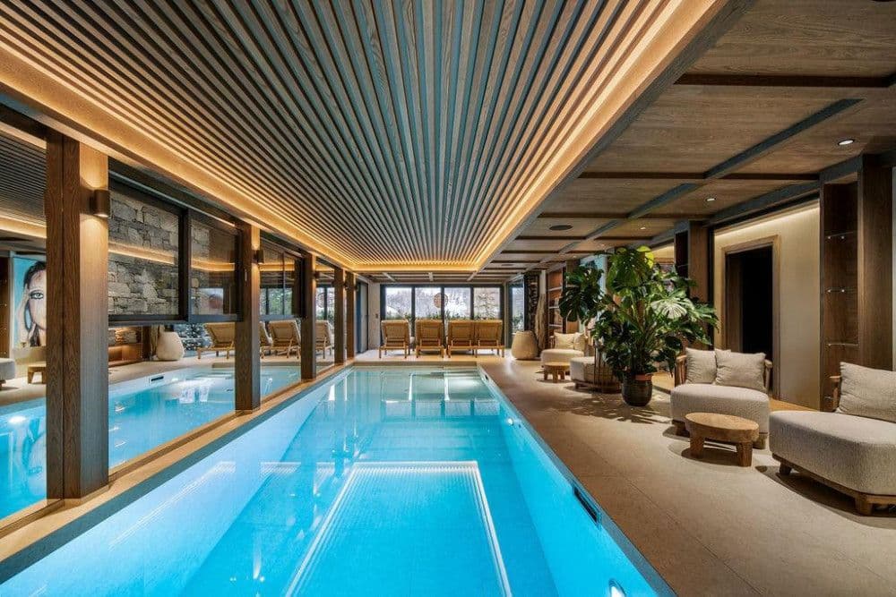 Long indoor swimming pool with loungers at Saint Martin de Belleville 12