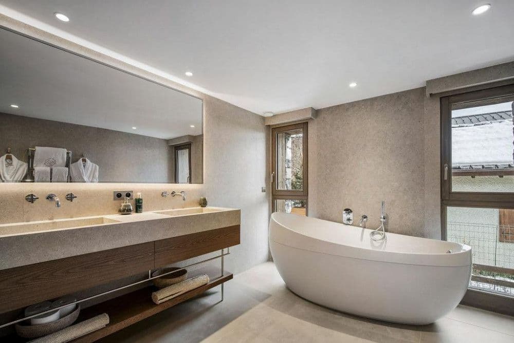 Master bathroom with a freestanding bath at Saint Martin de Belleville 12