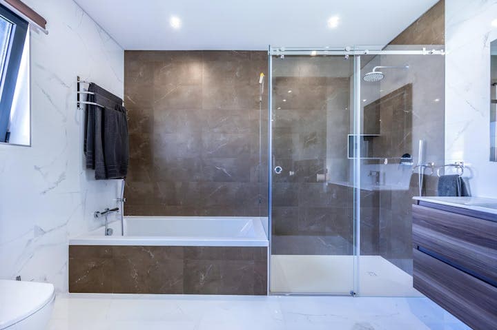 Carvoeiro Retreat ensuite bathroom with marble walls, Carvoeiro, Algarve, Portugal