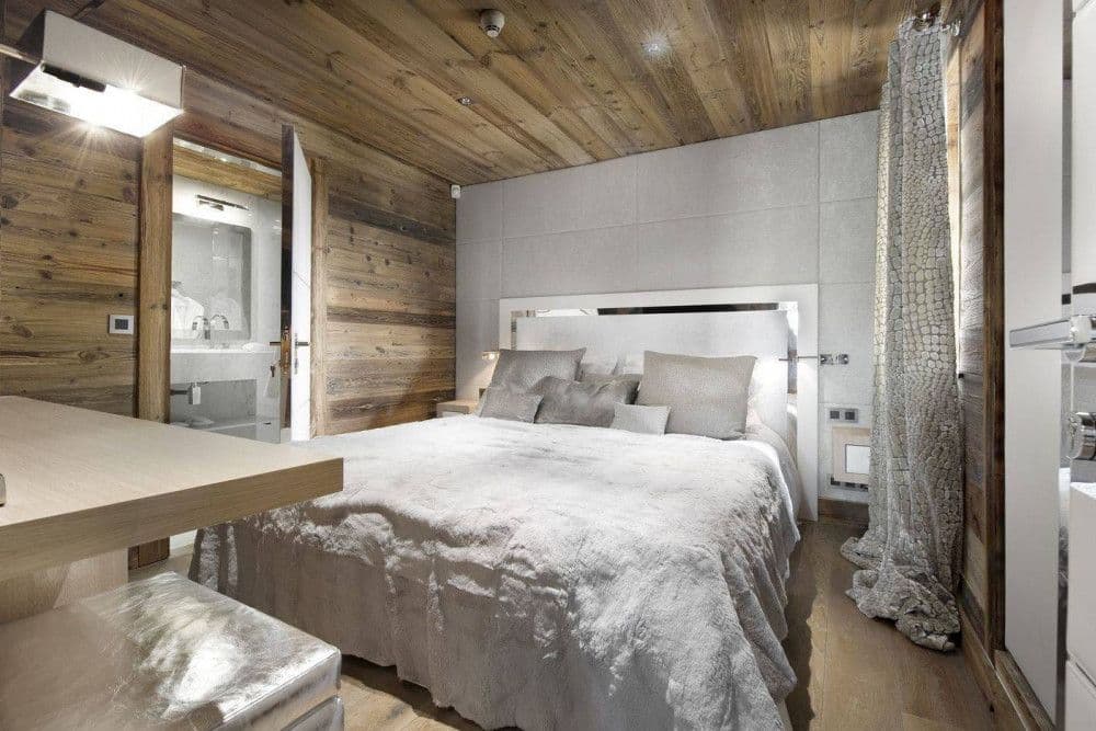 Bedroom opening to a balcony with mountain views at Courchevel 26