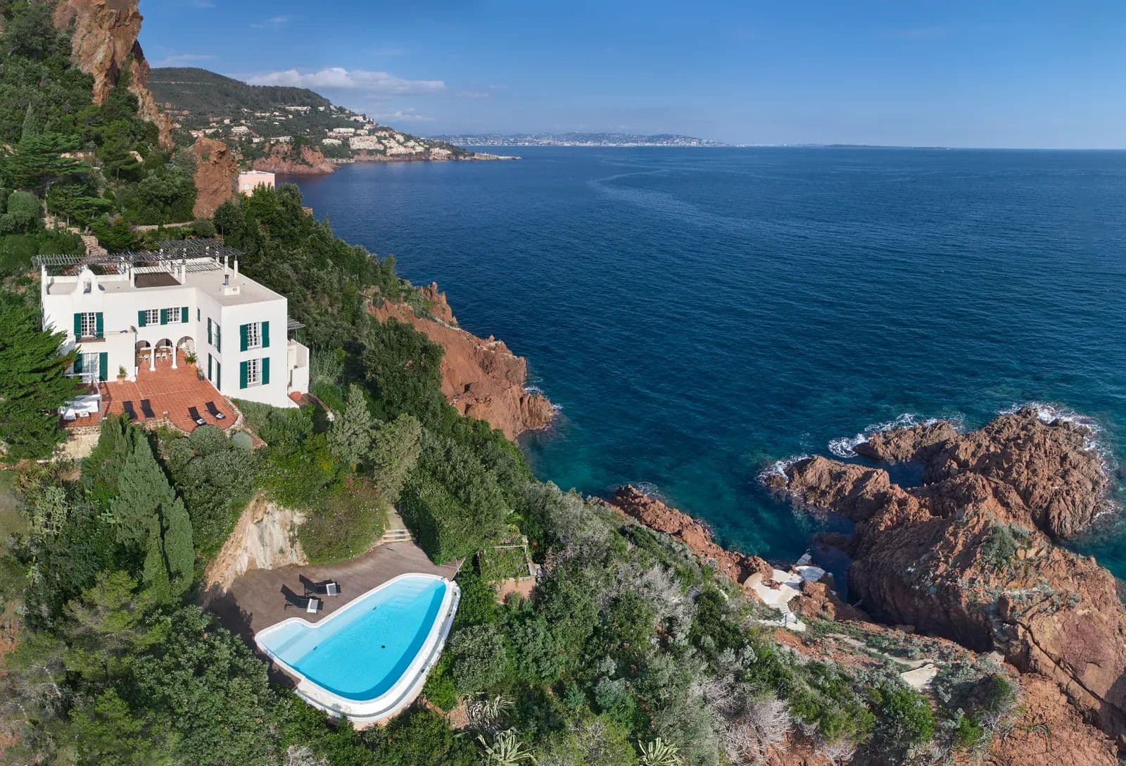 Aerial view of Tender Moonlight perched on the rocky Esterel coastline with an infinity pool overlooking the Mediterranean.