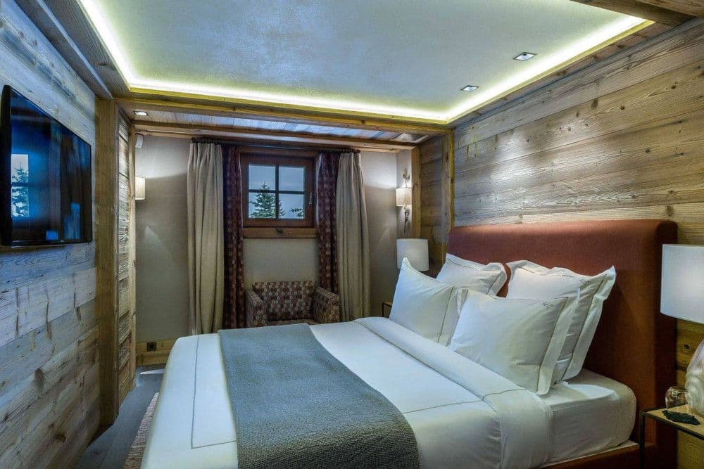 Bedroom opening to a terrace with mountain views at Courchevel 16