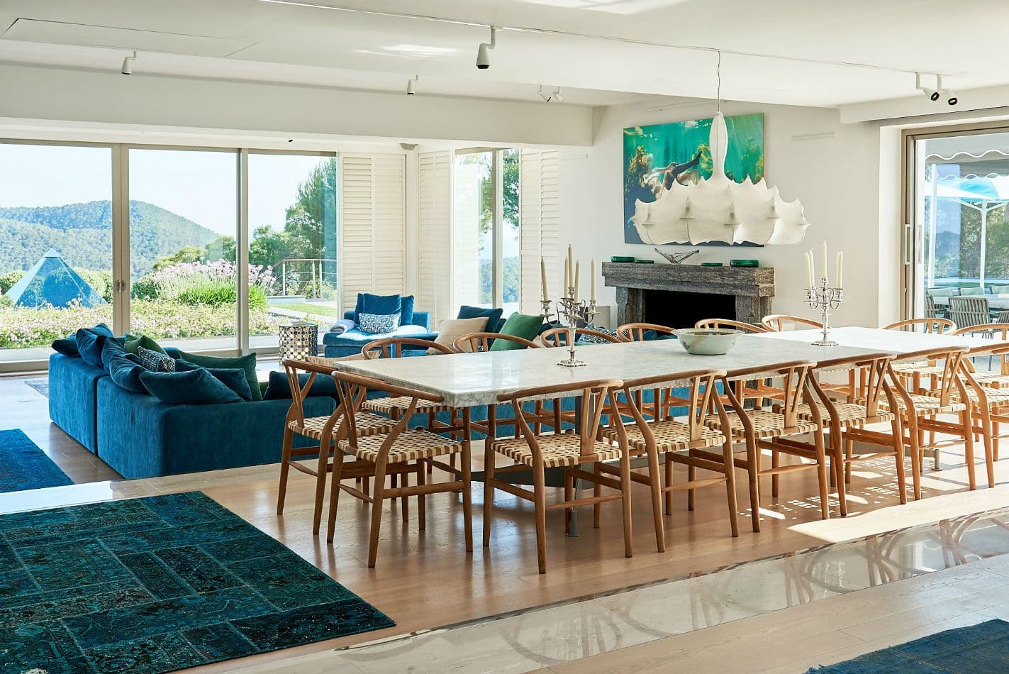 Dining room with a long table seating fourteen at Somewhere On The Horizon