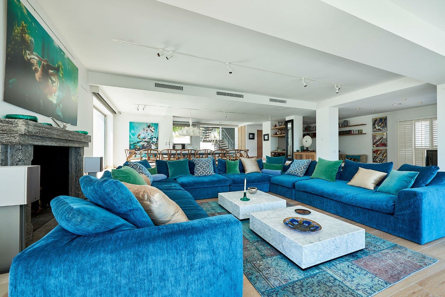 Living room with deep blue velvet sofas at Somewhere On The Horizon