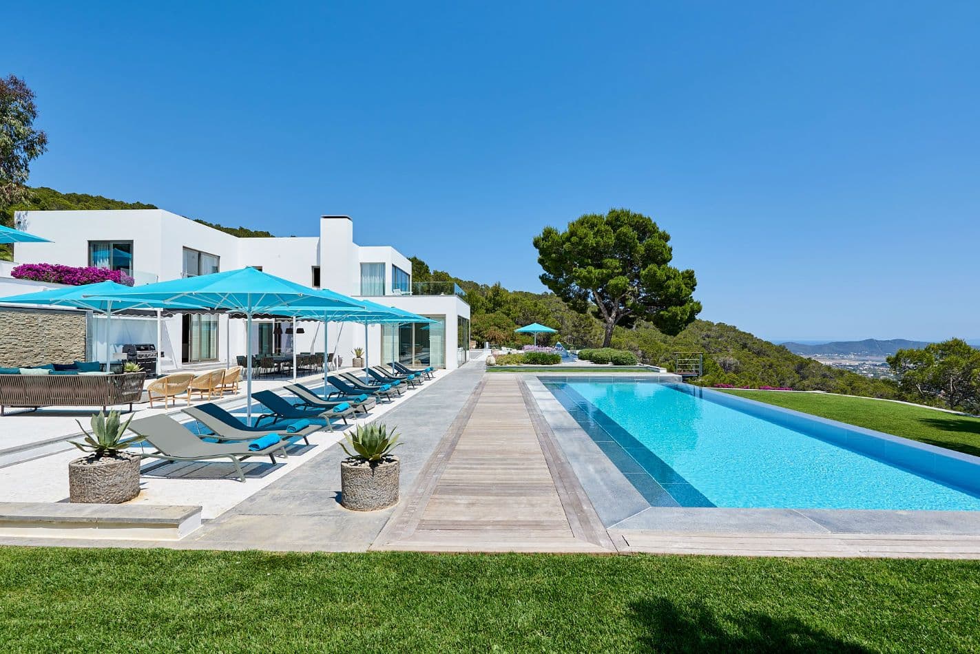 Wide view of the infinity pool and lawn at Somewhere On The Horizon