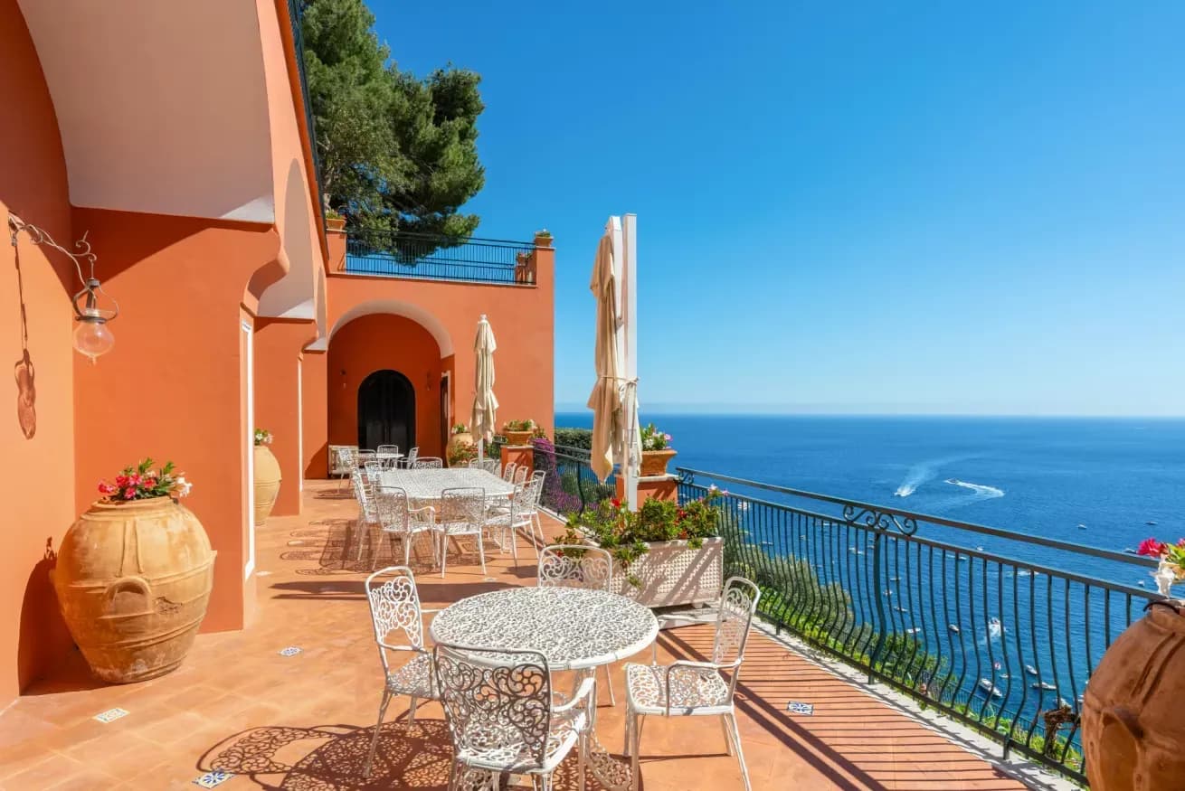 Courtyard terrace with round tables and sea views