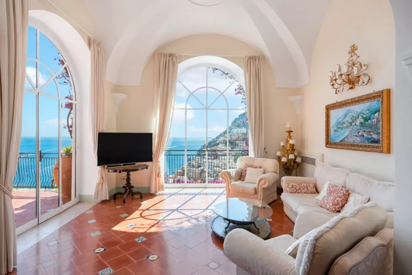 Sitting nook beside an arched window with a sea view