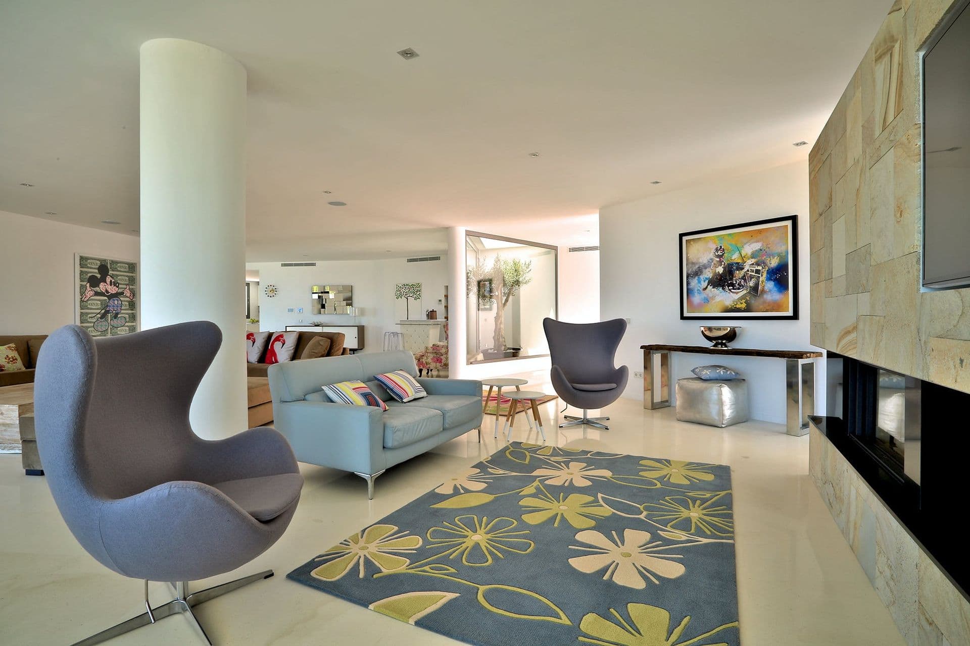 Sitting area with designer egg chairs and a patterned rug at Hazy Island View