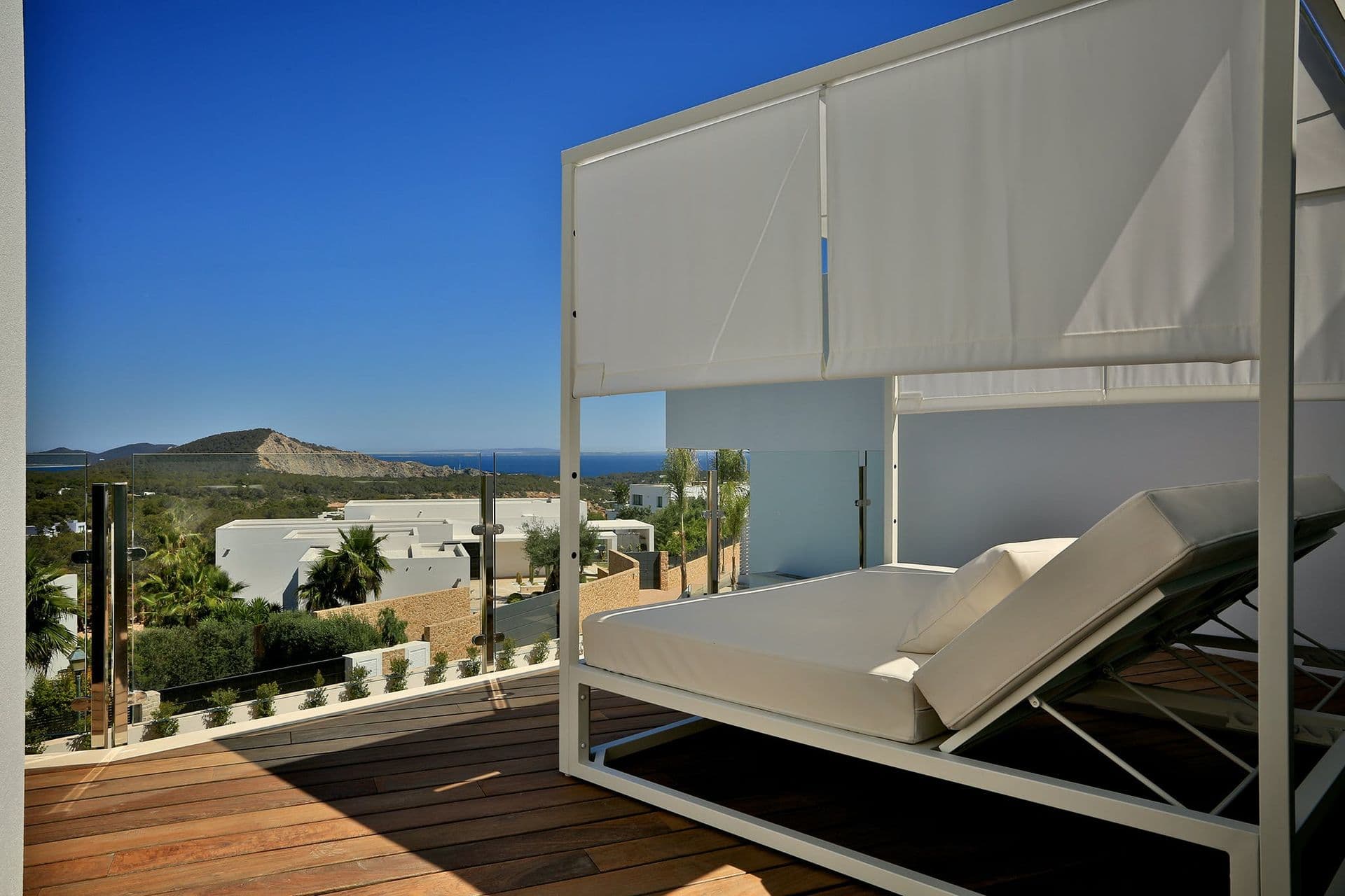 Canopied outdoor daybed on the deck with countryside view at Hazy Island View