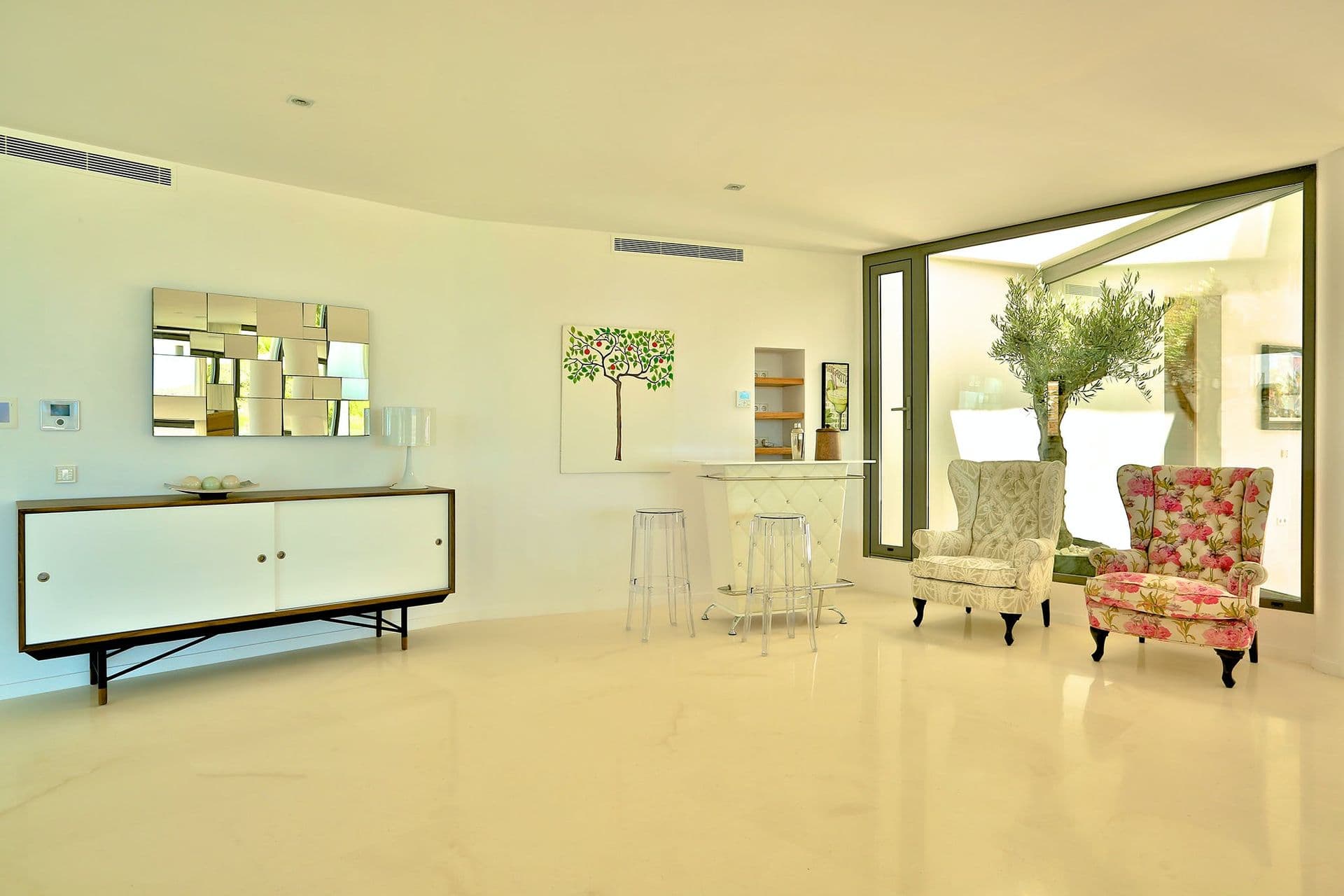 Bright sitting nook with white armchairs and floral upholstery at Hazy Island View