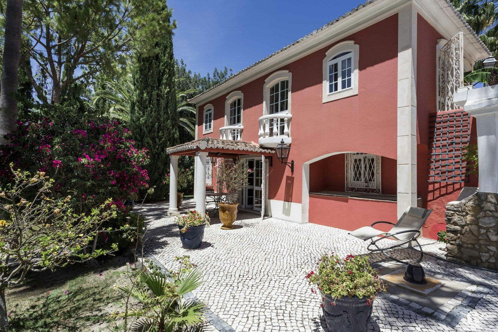 Cobbled courtyard and garden beside the pink villa at Your Algarve Oasis