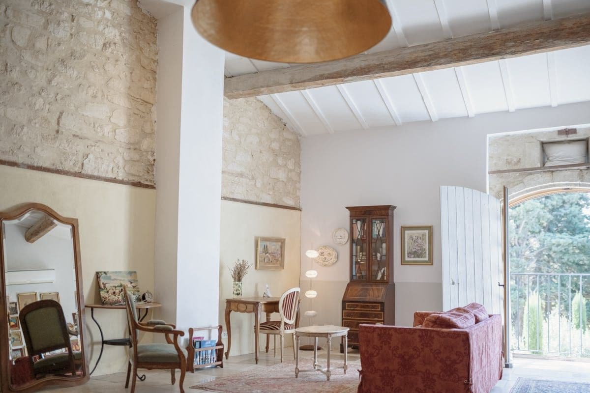 Informal sitting room with antique mirror and armchairs