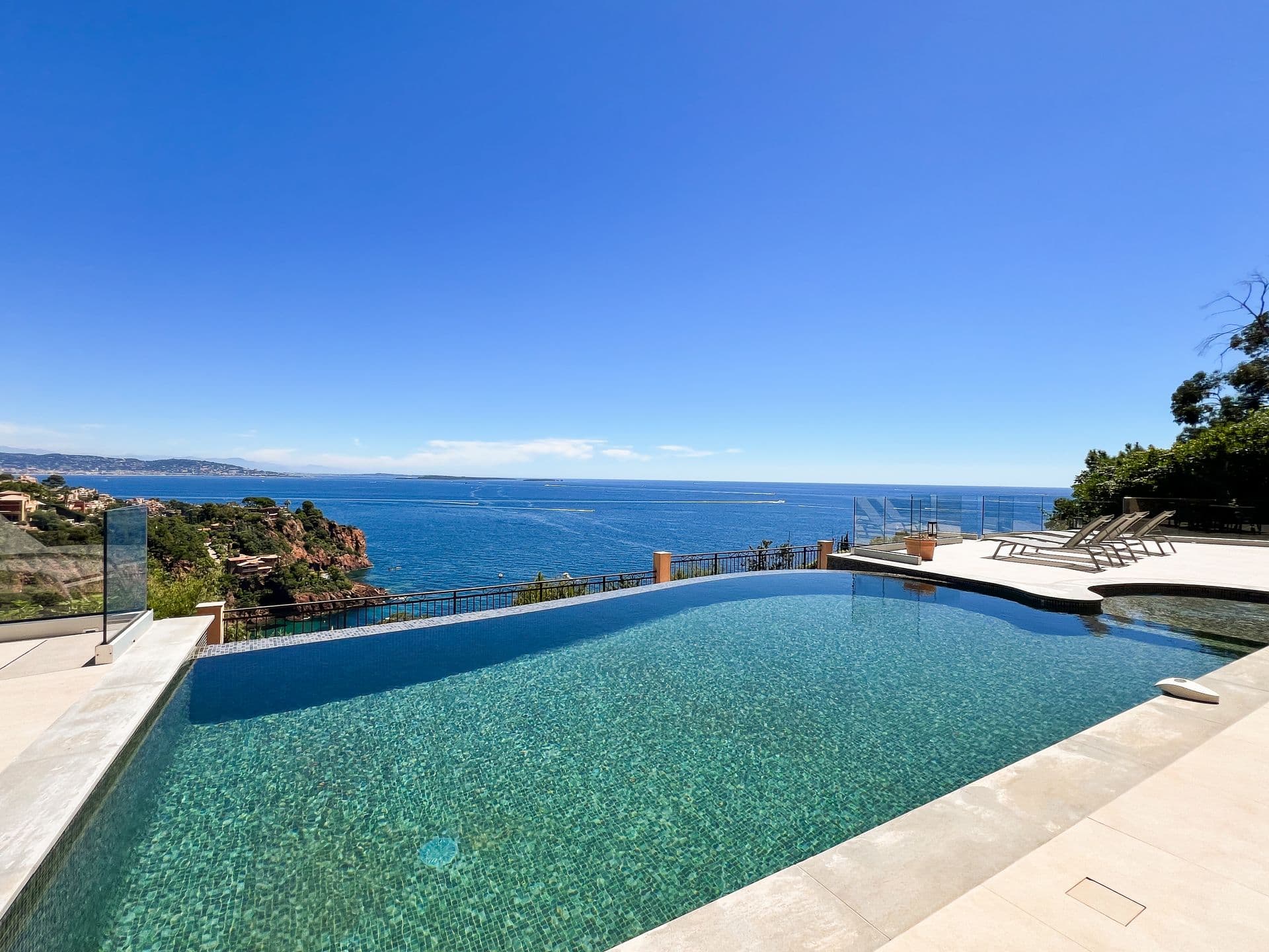 Infinity pool overlooking the Mediterranean coastline at Riviera Mornings villa in Theoule-sur-Mer