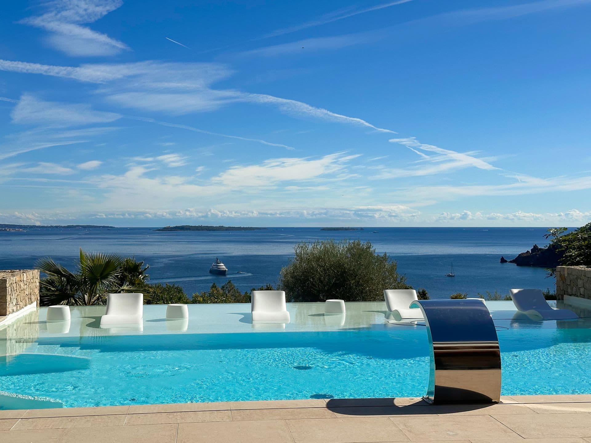 Infinity-edge pool merging with the Mediterranean horizon