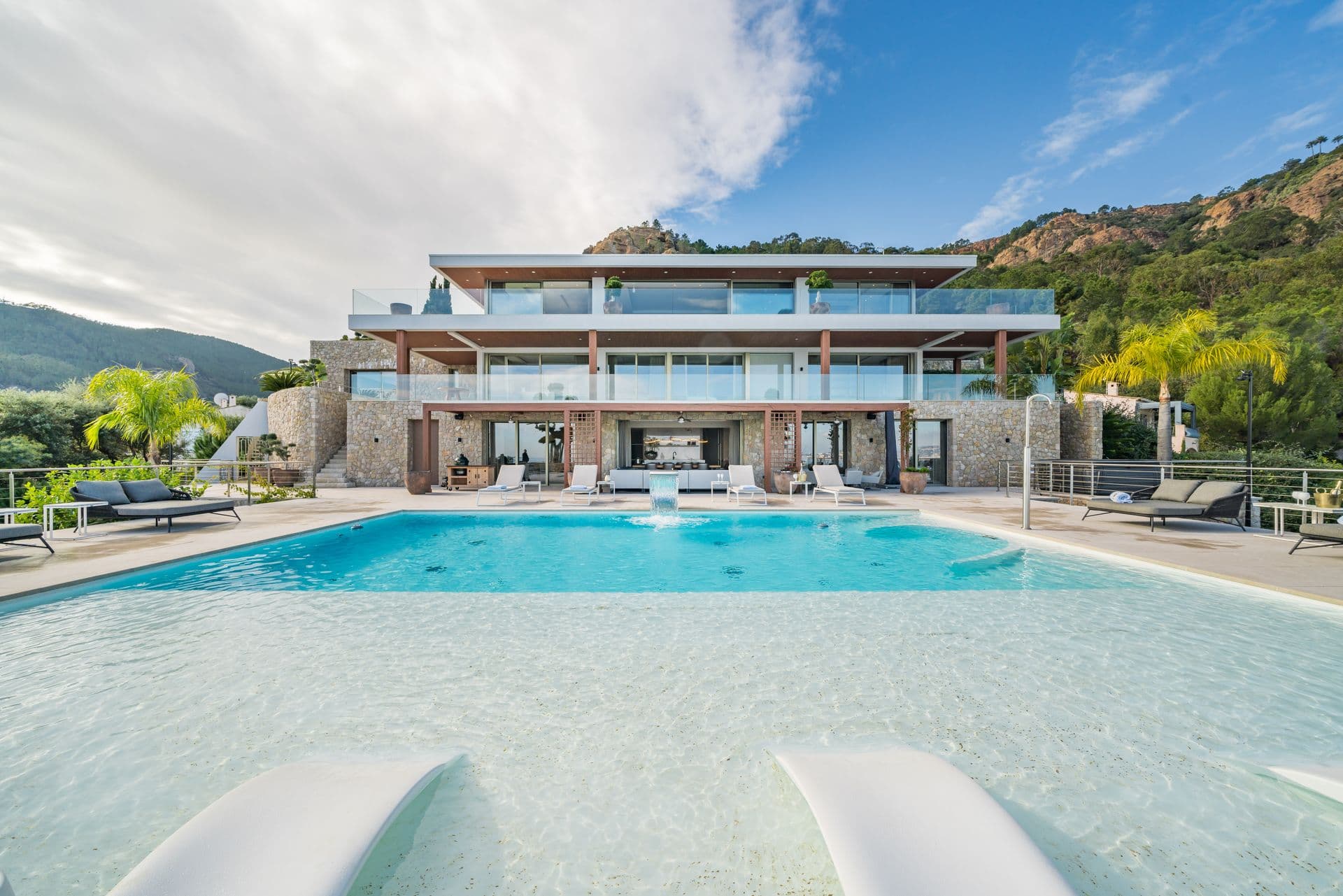 Vast infinity pool with sun loungers facing the sea at Riviera Wonder in Theoule-sur-Mer