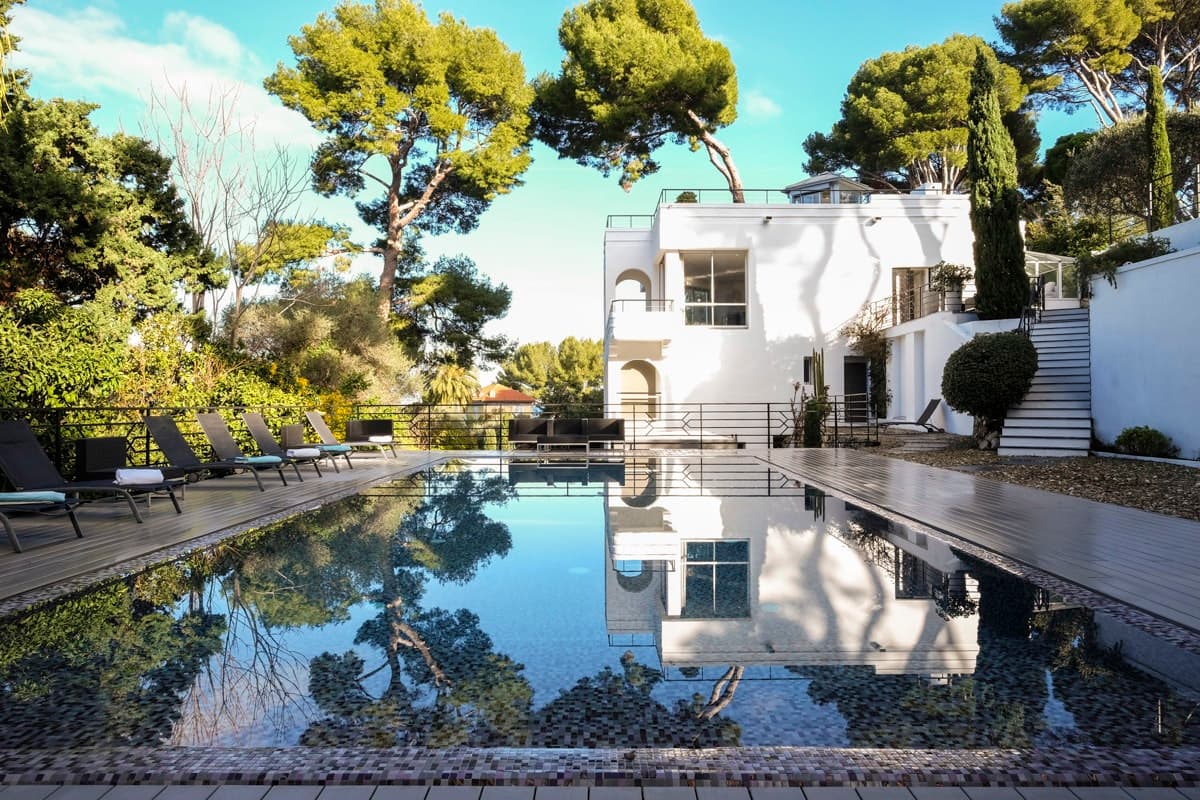 Linen & Light villa exterior with infinity pool and Art Deco architecture, Antibes, French Riviera, France