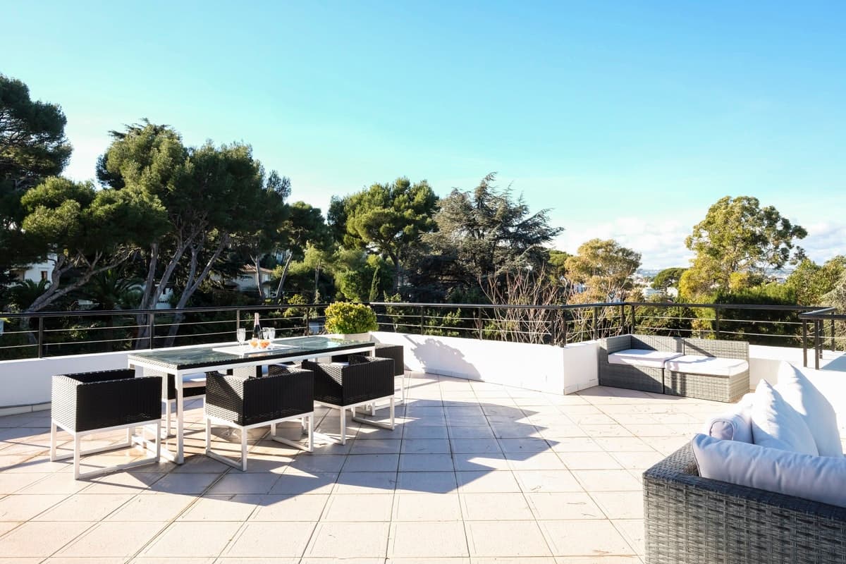 Linen & Light rooftop terrace with outdoor dining and Riviera views, Antibes, France