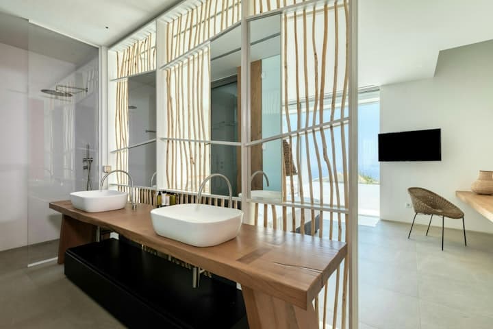 Between Stone & Sea master ensuite bathroom with bamboo divider, Tourlos, Cyclades Islands, Greece