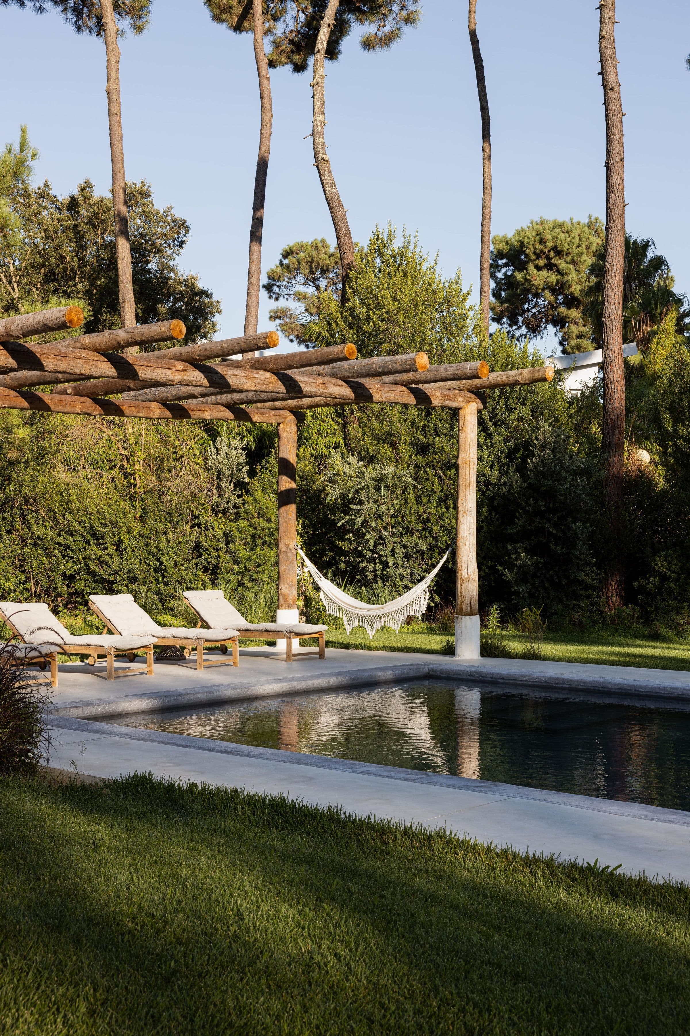 Villa Caparica pergola with hammock by pool, Costa da Caparica, Portugal